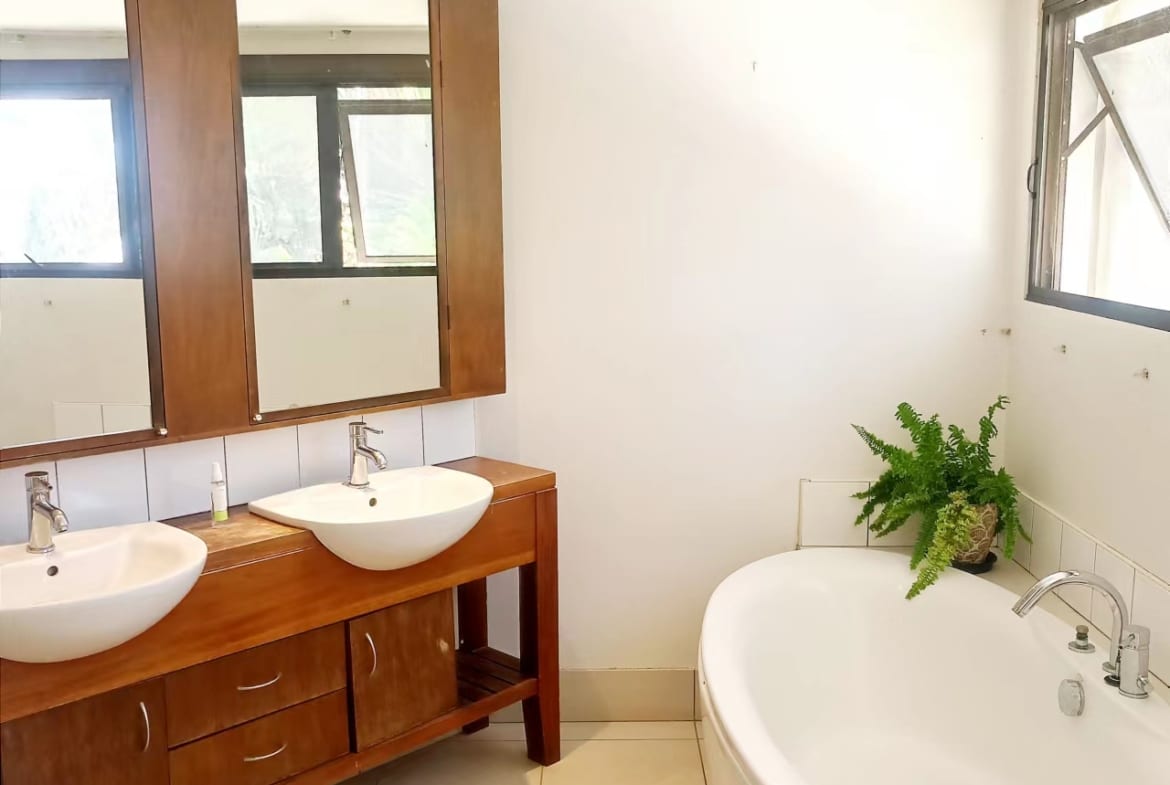 Spacious Double Storey 5 Bedroom Family Home for Sale 南迪双层独栋5房4.5卫房产出售